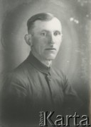Druga połowa lat 30. do 1941, Kozienice, Polska.
Portret mężczyzny w ciemnym ubraniu.
Zdjęcie wykonane w atelier fotograficznym żydowskiego fotografa Chaima Bernemana. Przed wojną zakład mieścił się w Kozienicach na rogu ulic Warszawskiej i Maciejowickiej, przed wybuchem wojny albo już w czasie niemieckiej okupacji został przeniesiony na ulicę Lubelską 13. Cała kolekcja jest datowana na okres od drugiej połowy lat 30-tych do roku 1941, kiedy Chaim Berneman wraz z rodziną został zesłany do obozu pracy w Wolanowie. Berneman zmarł po ucieczce z obozu.
Fot. Chaim Berneman (Chaim Berman), zbiory Ośrodka KARTA