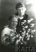 Druga połowa lat 30. do 1941, Kozienice, Polska.
Portret dziewczynek z kwiatami.
Zdjęcie wykonane w atelier fotograficznym żydowskiego fotografa Chaima Bernemana. Przed wojną zakład mieścił się w Kozienicach na rogu ulic Warszawskiej i Maciejowickiej, przed wybuchem wojny albo już w czasie niemieckiej okupacji został przeniesiony na ulicę Lubelską 13. Cała kolekcja jest datowana na okres od drugiej połowy lat 30-tych do roku 1941, kiedy Chaim Berneman wraz z rodziną został zesłany do obozu pracy w Wolanowie. Berneman zmarł po ucieczce z obozu.
Fot. Chaim Berneman (Chaim Berman), zbiory Ośrodka KARTA