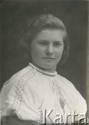 Druga połowa lat 30. do 1941, Kozienice, Polska.
Portret dziewczyny w białej bluzce.
Zdjęcie wykonane w atelier fotograficznym żydowskiego fotografa Chaima Bernemana. Przed wojną zakład mieścił się w Kozienicach na rogu ulic Warszawskiej i Maciejowickiej, przed wybuchem wojny albo już w czasie niemieckiej okupacji został przeniesiony na ulicę Lubelską 13. Cała kolekcja jest datowana na okres od drugiej połowy lat 30-tych do roku 1941, kiedy Chaim Berneman wraz z rodziną został zesłany do obozu pracy w Wolanowie. Berneman zmarł po ucieczce z obozu.
Fot. Chaim Berneman (Chaim Berman), zbiory Ośrodka KARTA