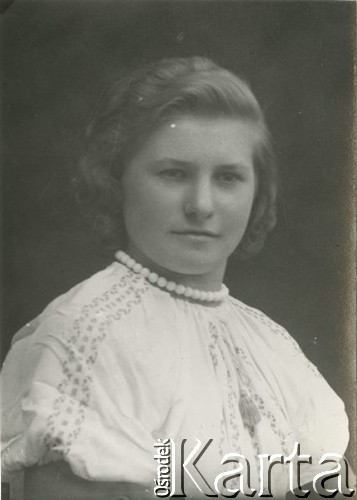 Druga połowa lat 30. do 1941, Kozienice, Polska.
Portret dziewczyny w białej bluzce.
Zdjęcie wykonane w atelier fotograficznym żydowskiego fotografa Chaima Bernemana. Przed wojną zakład mieścił się w Kozienicach na rogu ulic Warszawskiej i Maciejowickiej, przed wybuchem wojny albo już w czasie niemieckiej okupacji został przeniesiony na ulicę Lubelską 13. Cała kolekcja jest datowana na okres od drugiej połowy lat 30-tych do roku 1941, kiedy Chaim Berneman wraz z rodziną został zesłany do obozu pracy w Wolanowie. Berneman zmarł po ucieczce z obozu.
Fot. Chaim Berneman (Chaim Berman), zbiory Ośrodka KARTA