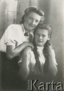 Druga połowa lat 30. do 1941, Kozienice, Polska.
Portret dwóch dziewczyn w białych bluzkach.
Zdjęcie wykonane w atelier fotograficznym żydowskiego fotografa Chaima Bernemana. Przed wojną zakład mieścił się w Kozienicach na rogu ulic Warszawskiej i Maciejowickiej, przed wybuchem wojny albo już w czasie niemieckiej okupacji został przeniesiony na ulicę Lubelską 13. Cała kolekcja jest datowana na okres od drugiej połowy lat 30-tych do roku 1941, kiedy Chaim Berneman wraz z rodziną został zesłany do obozu pracy w Wolanowie. Berneman zmarł po ucieczce z obozu.
Fot. Chaim Berneman (Chaim Berman), zbiory Ośrodka KARTA