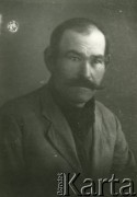 Druga połowa lat 30. do 1941, Kozienice, Polska.
Portret mężczyzny w ciemnym ubraniu.
Zdjęcie wykonane w atelier fotograficznym żydowskiego fotografa Chaima Bernemana. Przed wojną zakład mieścił się w Kozienicach na rogu ulic Warszawskiej i Maciejowickiej, przed wybuchem wojny albo już w czasie niemieckiej okupacji został przeniesiony na ulicę Lubelską 13. Cała kolekcja jest datowana na okres od drugiej połowy lat 30-tych do roku 1941, kiedy Chaim Berneman wraz z rodziną został zesłany do obozu pracy w Wolanowie. Berneman zmarł po ucieczce z obozu.
Fot. Chaim Berneman (Chaim Berman), zbiory Ośrodka KARTA