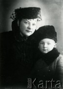 Druga połowa lat 30. do 1941, Kozienice, Polska.
Portret młodej kobiety w karakułach i toczku z woalką oraz chłopca w palcie i barankowej czapce.
Zdjęcie wykonane w atelier fotograficznym żydowskiego fotografa Chaima Bernemana. Przed wojną zakład mieścił się w Kozienicach na rogu ulic Warszawskiej i Maciejowickiej, przed wybuchem wojny albo już w czasie niemieckiej okupacji został przeniesiony na ulicę Lubelską 13. Cała kolekcja jest datowana na okres od drugiej połowy lat 30-tych do roku 1941, kiedy Chaim Berneman wraz z rodziną został zesłany do obozu pracy w Wolanowie. Berneman zmarł po ucieczce z obozu.
Fot. Chaim Berneman (Chaim Berman), zbiory Ośrodka KARTA