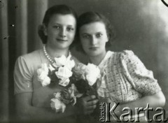 Druga połowa lat 30. do 1941, Kozienice, Polska.
Portret dwóch dziewczyn z kwiatami.
Zdjęcie wykonane w atelier fotograficznym żydowskiego fotografa Chaima Bernemana. Przed wojną zakład mieścił się w Kozienicach na rogu ulic Warszawskiej i Maciejowickiej, przed wybuchem wojny albo już w czasie niemieckiej okupacji został przeniesiony na ulicę Lubelską 13. Cała kolekcja jest datowana na okres od drugiej połowy lat 30-tych do roku 1941, kiedy Chaim Berneman wraz z rodziną został zesłany do obozu pracy w Wolanowie. Berneman zmarł po ucieczce z obozu.
Fot. Chaim Berneman (Chaim Berman), zbiory Ośrodka KARTA