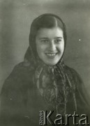 Druga połowa lat 30. do 1941, Kozienice, Polska.
Portret dziewczyny w chustce na głowie.
Zdjęcie wykonane w atelier fotograficznym żydowskiego fotografa Chaima Bernemana. Przed wojną zakład mieścił się w Kozienicach na rogu ulic Warszawskiej i Maciejowickiej, przed wybuchem wojny albo już w czasie niemieckiej okupacji został przeniesiony na ulicę Lubelską 13. Cała kolekcja jest datowana na okres od drugiej połowy lat 30-tych do roku 1941, kiedy Chaim Berneman wraz z rodziną został zesłany do obozu pracy w Wolanowie. Berneman zmarł po ucieczce z obozu.
Fot. Chaim Berneman (Chaim Berman), zbiory Ośrodka KARTA