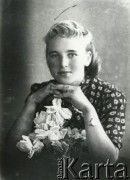 Druga połowa lat 30. do 1941, Kozienice, Polska.
Portret dziewczyny z kwiatami.
Zdjęcie wykonane w atelier fotograficznym żydowskiego fotografa Chaima Bernemana. Przed wojną zakład mieścił się w Kozienicach na rogu ulic Warszawskiej i Maciejowickiej, przed wybuchem wojny albo już w czasie niemieckiej okupacji został przeniesiony na ulicę Lubelską 13. Cała kolekcja jest datowana na okres od drugiej połowy lat 30-tych do roku 1941, kiedy Chaim Berneman wraz z rodziną został zesłany do obozu pracy w Wolanowie. Berneman zmarł po ucieczce z obozu.
Fot. Chaim Berneman (Chaim Berman), zbiory Ośrodka KARTA