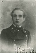 przed 1920, Kozienice (?), Polska.
Portret chłopca w mundurku - gimnazjalisty bądź studenta.
Fot. NN, zbiory Ośrodka KARTA
