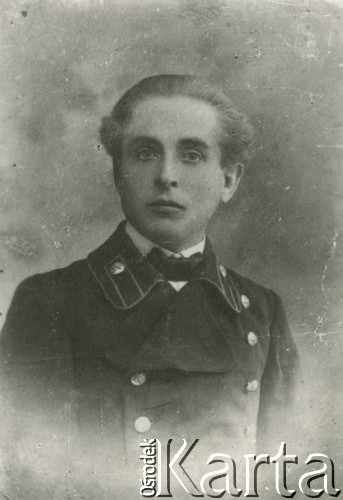 przed 1920, Kozienice (?), Polska.
Portret chłopca w mundurku - gimnazjalisty bądź studenta.
Fot. NN, zbiory Ośrodka KARTA