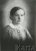 Druga połowa lat 30. do 1941, Kozienice, Polska.
Portret kobiety w bluzce z białym kołnierzykiem spiętym broszką.
Zdjęcie wykonane w atelier fotograficznym żydowskiego fotografa Chaima Bernemana. Przed wojną zakład mieścił się w Kozienicach na rogu ulic Warszawskiej i Maciejowickiej, przed wybuchem wojny albo już w czasie niemieckiej okupacji został przeniesiony na ulicę Lubelską 13. Cała kolekcja jest datowana na okres od drugiej połowy lat 30-tych do roku 1941, kiedy Chaim Berneman wraz z rodziną został zesłany do obozu pracy w Wolanowie. Berneman zmarł po ucieczce z obozu.
Fot. Chaim Berneman (Chaim Berman), zbiory Ośrodka KARTA