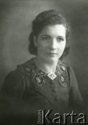 Druga połowa lat 30. do 1941, Kozienice, Polska.
Portret młodej kobiety w ciemnej bluzce z ozdobnym kołnierzykiem.
Zdjęcie wykonane w atelier fotograficznym żydowskiego fotografa Chaima Bernemana. Przed wojną zakład mieścił się w Kozienicach na rogu ulic Warszawskiej i Maciejowickiej, przed wybuchem wojny albo już w czasie niemieckiej okupacji został przeniesiony na ulicę Lubelską 13. Cała kolekcja jest datowana na okres od drugiej połowy lat 30-tych do roku 1941, kiedy Chaim Berneman wraz z rodziną został zesłany do obozu pracy w Wolanowie. Berneman zmarł po ucieczce z obozu.
Fot. Chaim Berneman (Chaim Berman), zbiory Ośrodka KARTA