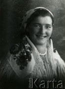 Druga połowa lat 30. do 1941, Kozienice, Polska.
Portret kobiety w chustce na głowie.
Zdjęcie wykonane w atelier fotograficznym żydowskiego fotografa Chaima Bernemana. Przed wojną zakład mieścił się w Kozienicach na rogu ulic Warszawskiej i Maciejowickiej, przed wybuchem wojny albo już w czasie niemieckiej okupacji został przeniesiony na ulicę Lubelską 13. Cała kolekcja jest datowana na okres od drugiej połowy lat 30-tych do roku 1941, kiedy Chaim Berneman wraz z rodziną został zesłany do obozu pracy w Wolanowie. Berneman zmarł po ucieczce z obozu.
Fot. Chaim Berneman (Chaim Berman), zbiory Ośrodka KARTA