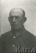 Druga połowa lat 30. do 1941, Kozienice, Polska.
Portret mężczyzny w bluzie z guzikami z polskim orłem.
Zdjęcie wykonane w atelier fotograficznym żydowskiego fotografa Chaima Bernemana. Przed wojną zakład mieścił się w Kozienicach na rogu ulic Warszawskiej i Maciejowickiej, przed wybuchem wojny albo już w czasie niemieckiej okupacji został przeniesiony na ulicę Lubelską 13. Cała kolekcja jest datowana na okres od drugiej połowy lat 30-tych do roku 1941, kiedy Chaim Berneman wraz z rodziną został zesłany do obozu pracy w Wolanowie. Berneman zmarł po ucieczce z obozu.
Fot. Chaim Berneman (Chaim Berman), zbiory Ośrodka KARTA