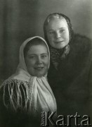 Druga połowa lat 30. do 1941, Kozienice, Polska.
Portret dwóch kobiet w chustkach.
Zdjęcie wykonane w atelier fotograficznym żydowskiego fotografa Chaima Bernemana. Przed wojną zakład mieścił się w Kozienicach na rogu ulic Warszawskiej i Maciejowickiej, przed wybuchem wojny albo już w czasie niemieckiej okupacji został przeniesiony na ulicę Lubelską 13. Cała kolekcja jest datowana na okres od drugiej połowy lat 30-tych do roku 1941, kiedy Chaim Berneman wraz z rodziną został zesłany do obozu pracy w Wolanowie. Berneman zmarł po ucieczce z obozu.
Fot. Chaim Berneman (Chaim Berman), zbiory Ośrodka KARTA