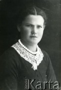Druga połowa lat 30. do 1941, Kozienice, Polska.
Portret dziewczyny w ciemnej bluzce z białym kołnierzykiem.
Zdjęcie wykonane w atelier fotograficznym żydowskiego fotografa Chaima Bernemana. Przed wojną zakład mieścił się w Kozienicach na rogu ulic Warszawskiej i Maciejowickiej, przed wybuchem wojny albo już w czasie niemieckiej okupacji został przeniesiony na ulicę Lubelską 13. Cała kolekcja jest datowana na okres od drugiej połowy lat 30-tych do roku 1941, kiedy Chaim Berneman wraz z rodziną został zesłany do obozu pracy w Wolanowie. Berneman zmarł po ucieczce z obozu.
Fot. Chaim Berneman (Chaim Berman), zbiory Ośrodka KARTA