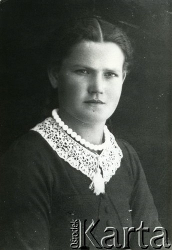 Druga połowa lat 30. do 1941, Kozienice, Polska.
Portret dziewczyny w ciemnej bluzce z białym kołnierzykiem.
Zdjęcie wykonane w atelier fotograficznym żydowskiego fotografa Chaima Bernemana. Przed wojną zakład mieścił się w Kozienicach na rogu ulic Warszawskiej i Maciejowickiej, przed wybuchem wojny albo już w czasie niemieckiej okupacji został przeniesiony na ulicę Lubelską 13. Cała kolekcja jest datowana na okres od drugiej połowy lat 30-tych do roku 1941, kiedy Chaim Berneman wraz z rodziną został zesłany do obozu pracy w Wolanowie. Berneman zmarł po ucieczce z obozu.
Fot. Chaim Berneman (Chaim Berman), zbiory Ośrodka KARTA