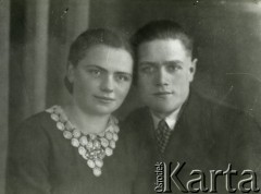 Druga połowa lat 30. do 1941, Kozienice, Polska.
Portret młodej kobiety w ciemnej bluzce z białym kołnierzykiem i mężczyzny w marynarce.
Zdjęcie wykonane w atelier fotograficznym żydowskiego fotografa Chaima Bernemana. Przed wojną zakład mieścił się w Kozienicach na rogu ulic Warszawskiej i Maciejowickiej, przed wybuchem wojny albo już w czasie niemieckiej okupacji został przeniesiony na ulicę Lubelską 13. Cała kolekcja jest datowana na okres od drugiej połowy lat 30-tych do roku 1941, kiedy Chaim Berneman wraz z rodziną został zesłany do obozu pracy w Wolanowie. Berneman zmarł po ucieczce z obozu.
Fot. Chaim Berneman (Chaim Berman), zbiory Ośrodka KARTA