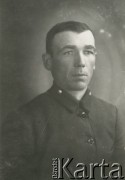 Druga połowa lat 30. do 1941, Kozienice, Polska.
Portret mężczyzny w ciemnym ubraniu.
Zdjęcie wykonane w atelier fotograficznym żydowskiego fotografa Chaima Bernemana. Przed wojną zakład mieścił się w Kozienicach na rogu ulic Warszawskiej i Maciejowickiej, przed wybuchem wojny albo już w czasie niemieckiej okupacji został przeniesiony na ulicę Lubelską 13. Cała kolekcja jest datowana na okres od drugiej połowy lat 30-tych do roku 1941, kiedy Chaim Berneman wraz z rodziną został zesłany do obozu pracy w Wolanowie. Berneman zmarł po ucieczce z obozu.
Fot. Chaim Berneman (Chaim Berman), zbiory Ośrodka KARTA