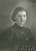 Druga połowa lat 30. do 1941, Kozienice, Polska.
Portret młodej kobiety w ciemnym żakiecie.
Zdjęcie wykonane w atelier fotograficznym żydowskiego fotografa Chaima Bernemana. Przed wojną zakład mieścił się w Kozienicach na rogu ulic Warszawskiej i Maciejowickiej, przed wybuchem wojny albo już w czasie niemieckiej okupacji został przeniesiony na ulicę Lubelską 13. Cała kolekcja jest datowana na okres od drugiej połowy lat 30-tych do roku 1941, kiedy Chaim Berneman wraz z rodziną został zesłany do obozu pracy w Wolanowie. Berneman zmarł po ucieczce z obozu.
Fot. Chaim Berneman (Chaim Berman), zbiory Ośrodka KARTA