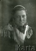 Druga połowa lat 30. do 1941, Kozienice, Polska.
Portret dziewczyny w chustce na głowie.
Zdjęcie wykonane w atelier fotograficznym żydowskiego fotografa Chaima Bernemana. Przed wojną zakład mieścił się w Kozienicach na rogu ulic Warszawskiej i Maciejowickiej, przed wybuchem wojny albo już w czasie niemieckiej okupacji został przeniesiony na ulicę Lubelską 13. Cała kolekcja jest datowana na okres od drugiej połowy lat 30-tych do roku 1941, kiedy Chaim Berneman wraz z rodziną został zesłany do obozu pracy w Wolanowie. Berneman zmarł po ucieczce z obozu.
Fot. Chaim Berneman (Chaim Berman), zbiory Ośrodka KARTA