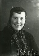 Druga połowa lat 30. do 1941, Kozienice, Polska.
Portret kobiety w chustce na głowie.
Zdjęcie wykonane w atelier fotograficznym żydowskiego fotografa Chaima Bernemana. Przed wojną zakład mieścił się w Kozienicach na rogu ulic Warszawskiej i Maciejowickiej, przed wybuchem wojny albo już w czasie niemieckiej okupacji został przeniesiony na ulicę Lubelską 13. Cała kolekcja jest datowana na okres od drugiej połowy lat 30-tych do roku 1941, kiedy Chaim Berneman wraz z rodziną został zesłany do obozu pracy w Wolanowie. Berneman zmarł po ucieczce z obozu.
Fot. Chaim Berneman (Chaim Berman), zbiory Ośrodka KARTA