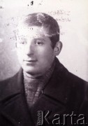 1939-1941, Kozienice, Polska.
Portret chłopca.
Zdjęcie wykonane w atelier fotograficznym żydowskiego fotografa Chaima Bernemana. Przed wojną zakład mieścił się w Kozienicach na rogu ulic Warszawskiej i Maciejowickiej, przed wybuchem wojny albo już w czasie niemieckiej okupacji  został przeniesiony na ulicę Lubelską 13. Cała kolekcja jest datowana na okres od drugiej połowy lat 30-tych do roku 1941, kiedy Chaim Berneman wraz z rodziną został zesłany do obozu pracy w Wolanowie. Berneman zmarł po ucieczce z obozu.
Fot. Chaim Berneman (Chaim Berman), zbiory Ośrodka KARTA