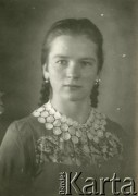 Druga połowa lat 30. do 1941, Kozienice, Polska.
Portret dziewczyny w bluzce z białym kołnierzykiem.
Zdjęcie wykonane w atelier fotograficznym żydowskiego fotografa Chaima Bernemana. Przed wojną zakład mieścił się w Kozienicach na rogu ulic Warszawskiej i Maciejowickiej, przed wybuchem wojny albo już w czasie niemieckiej okupacji został przeniesiony na ulicę Lubelską 13. Cała kolekcja jest datowana na okres od drugiej połowy lat 30-tych do roku 1941, kiedy Chaim Berneman wraz z rodziną został zesłany do obozu pracy w Wolanowie. Berneman zmarł po ucieczce z obozu.
Fot. Chaim Berneman (Chaim Berman), zbiory Ośrodka KARTA