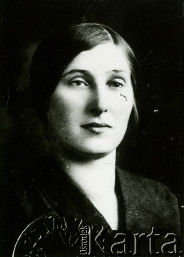 Druga połowa lat 30. do 1941, Kozienice, Polska.
Portret młodej kobiety. Fotografia do dokumentu, z lewej widoczny fragment pieczątki.
Zdjęcie wykonane w atelier fotograficznym żydowskiego fotografa Chaima Bernemana. Przed wojną zakład mieścił się w Kozienicach na rogu ulic Warszawskiej i Maciejowickiej, przed wybuchem wojny albo już w czasie niemieckiej okupacji został przeniesiony na ulicę Lubelską 13. Cała kolekcja jest datowana na okres od drugiej połowy lat 30-tych do roku 1941, kiedy Chaim Berneman wraz z rodziną został zesłany do obozu pracy w Wolanowie. Berneman zmarł po ucieczce z obozu.
Fot. Chaim Berneman (Chaim Berman), zbiory Ośrodka KARTA