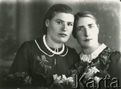 Druga połowa lat 30. do 1941, Kozienice, Polska.
Portret dwóch młodych kobiet z kwiatami.
Zdjęcie wykonane w atelier fotograficznym żydowskiego fotografa Chaima Bernemana. Przed wojną zakład mieścił się w Kozienicach na rogu ulic Warszawskiej i Maciejowickiej, przed wybuchem wojny albo już w czasie niemieckiej okupacji został przeniesiony na ulicę Lubelską 13. Cała kolekcja jest datowana na okres od drugiej połowy lat 30-tych do roku 1941, kiedy Chaim Berneman wraz z rodziną został zesłany do obozu pracy w Wolanowie. Berneman zmarł po ucieczce z obozu.
Fot. Chaim Berneman (Chaim Berman), zbiory Ośrodka KARTA