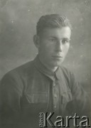 Druga połowa lat 30. do 1941, Kozienice, Polska.
Portret chłopaka w kurtce.
Zdjęcie wykonane w atelier fotograficznym żydowskiego fotografa Chaima Bernemana. Przed wojną zakład mieścił się w Kozienicach na rogu ulic Warszawskiej i Maciejowickiej, przed wybuchem wojny albo już w czasie niemieckiej okupacji został przeniesiony na ulicę Lubelską 13. Cała kolekcja jest datowana na okres od drugiej połowy lat 30-tych do roku 1941, kiedy Chaim Berneman wraz z rodziną został zesłany do obozu pracy w Wolanowie. Berneman zmarł po ucieczce z obozu.
Fot. Chaim Berneman (Chaim Berman), zbiory Ośrodka KARTA