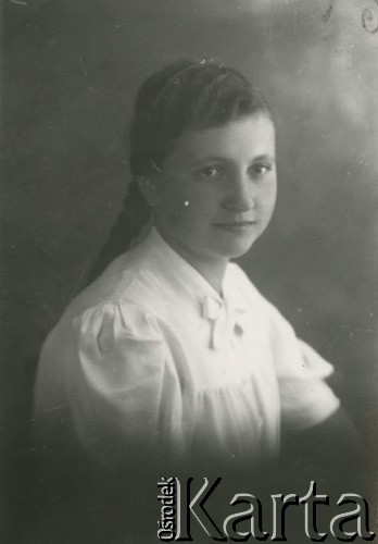 Druga połowa lat 30. do 1941, Kozienice, Polska.
Portret dziewczyny w białej bluzce.
Zdjęcie wykonane w atelier fotograficznym żydowskiego fotografa Chaima Bernemana. Przed wojną zakład mieścił się w Kozienicach na rogu ulic Warszawskiej i Maciejowickiej, przed wybuchem wojny albo już w czasie niemieckiej okupacji został przeniesiony na ulicę Lubelską 13. Cała kolekcja jest datowana na okres od drugiej połowy lat 30-tych do roku 1941, kiedy Chaim Berneman wraz z rodziną został zesłany do obozu pracy w Wolanowie. Berneman zmarł po ucieczce z obozu.
Fot. Chaim Berneman (Chaim Berman), zbiory Ośrodka KARTA