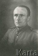 Druga połowa lat 30. do 1941, Kozienice, Polska.
Portret mężczyzny w kurtce z pagonami.
Zdjęcie wykonane w atelier fotograficznym żydowskiego fotografa Chaima Bernemana. Przed wojną zakład mieścił się w Kozienicach na rogu ulic Warszawskiej i Maciejowickiej, przed wybuchem wojny albo już w czasie niemieckiej okupacji został przeniesiony na ulicę Lubelską 13. Cała kolekcja jest datowana na okres od drugiej połowy lat 30-tych do roku 1941, kiedy Chaim Berneman wraz z rodziną został zesłany do obozu pracy w Wolanowie. Berneman zmarł po ucieczce z obozu.
Fot. Chaim Berneman (Chaim Berman), zbiory Ośrodka KARTA