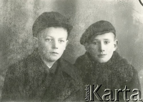 Druga połowa lat 30. do 1941, Kozienice, Polska.
Portret dwóch chłopców w zimowych ubraniach.
Zdjęcie wykonane w atelier fotograficznym żydowskiego fotografa Chaima Bernemana. Przed wojną zakład mieścił się w Kozienicach na rogu ulic Warszawskiej i Maciejowickiej, przed wybuchem wojny albo już w czasie niemieckiej okupacji został przeniesiony na ulicę Lubelską 13. Cała kolekcja jest datowana na okres od drugiej połowy lat 30-tych do roku 1941, kiedy Chaim Berneman wraz z rodziną został zesłany do obozu pracy w Wolanowie. Berneman zmarł po ucieczce z obozu.
Fot. Chaim Berneman (Chaim Berman), zbiory Ośrodka KARTA