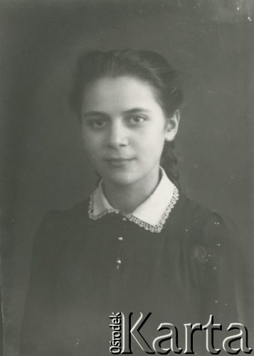 Druga połowa lat 30. do 1941, Kozienice, Polska.
Portret dziewczyny w ciemnej bluzce z białym kołnierzykiem.
Zdjęcie wykonane w atelier fotograficznym żydowskiego fotografa Chaima Bernemana. Przed wojną zakład mieścił się w Kozienicach na rogu ulic Warszawskiej i Maciejowickiej, przed wybuchem wojny albo już w czasie niemieckiej okupacji został przeniesiony na ulicę Lubelską 13. Cała kolekcja jest datowana na okres od drugiej połowy lat 30-tych do roku 1941, kiedy Chaim Berneman wraz z rodziną został zesłany do obozu pracy w Wolanowie. Berneman zmarł po ucieczce z obozu.
Fot. Chaim Berneman (Chaim Berman), zbiory Ośrodka KARTA