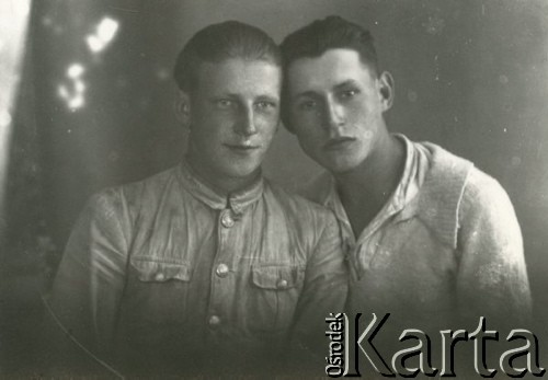 Druga połowa lat 30. do 1941, Kozienice, Polska.
Portret dwóch chłopców.
Zdjęcie wykonane w atelier fotograficznym żydowskiego fotografa Chaima Bernemana. Przed wojną zakład mieścił się w Kozienicach na rogu ulic Warszawskiej i Maciejowickiej, przed wybuchem wojny albo już w czasie niemieckiej okupacji został przeniesiony na ulicę Lubelską 13. Cała kolekcja jest datowana na okres od drugiej połowy lat 30-tych do roku 1941, kiedy Chaim Berneman wraz z rodziną został zesłany do obozu pracy w Wolanowie. Berneman zmarł po ucieczce z obozu.
Fot. Chaim Berneman (Chaim Berman), zbiory Ośrodka KARTA