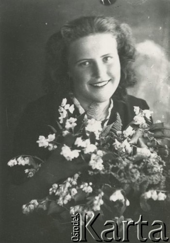 Druga połowa lat 30. do 1941, Kozienice, Polska.
Portret dziewczyny z kwiatami.
Zdjęcie wykonane w atelier fotograficznym żydowskiego fotografa Chaima Bernemana. Przed wojną zakład mieścił się w Kozienicach na rogu ulic Warszawskiej i Maciejowickiej, przed wybuchem wojny albo już w czasie niemieckiej okupacji został przeniesiony na ulicę Lubelską 13. Cała kolekcja jest datowana na okres od drugiej połowy lat 30-tych do roku 1941, kiedy Chaim Berneman wraz z rodziną został zesłany do obozu pracy w Wolanowie. Berneman zmarł po ucieczce z obozu.
Fot. Chaim Berneman (Chaim Berman), zbiory Ośrodka KARTA