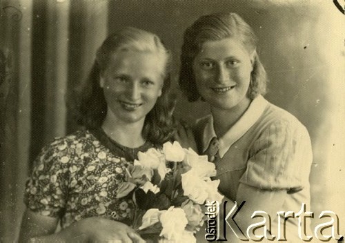 Druga połowa lat 30. do 1941, Kozienice, Polska.
Portret dwóch dziewczyn z kwiatami.
Zdjęcie wykonane w atelier fotograficznym żydowskiego fotografa Chaima Bernemana. Przed wojną zakład mieścił się w Kozienicach na rogu ulic Warszawskiej i Maciejowickiej, przed wybuchem wojny albo już w czasie niemieckiej okupacji został przeniesiony na ulicę Lubelską 13. Cała kolekcja jest datowana na okres od drugiej połowy lat 30-tych do roku 1941, kiedy Chaim Berneman wraz z rodziną został zesłany do obozu pracy w Wolanowie. Berneman zmarł po ucieczce z obozu.
Fot. Chaim Berneman (Chaim Berman), zbiory Ośrodka KARTA