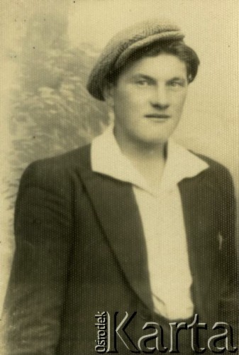 Druga połowa lat 30. do 1941, Kozienice, Polska.
Portret chłopaka w marynarce, białej koszuli i kaszkiecie.
Zdjęcie wykonane w atelier fotograficznym żydowskiego fotografa Chaima Bernemana. Przed wojną zakład mieścił się w Kozienicach na rogu ulic Warszawskiej i Maciejowickiej, przed wybuchem wojny albo już w czasie niemieckiej okupacji został przeniesiony na ulicę Lubelską 13. Cała kolekcja jest datowana na okres od drugiej połowy lat 30-tych do roku 1941, kiedy Chaim Berneman wraz z rodziną został zesłany do obozu pracy w Wolanowie. Berneman zmarł po ucieczce z obozu.
Fot. Chaim Berneman (Chaim Berman), zbiory Ośrodka KARTA