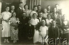 Druga połowa lat 30. do 1941, Kozienice, Polska.
Młoda para i goście weselni - fotografia ślubna.
Zdjęcie wykonane w atelier fotograficznym żydowskiego fotografa Chaima Bernemana. Przed wojną zakład mieścił się w Kozienicach na rogu ulic Warszawskiej i Maciejowickiej, przed wybuchem wojny albo już w czasie niemieckiej okupacji  został przeniesiony na ulicę Lubelską 13. Cała kolekcja jest datowana na okres od drugiej połowy lat 30-tych do roku 1941, kiedy Chaim Berneman wraz z rodziną został zesłany do obozu pracy w Wolanowie. Berneman zmarł po ucieczce z obozu.
Fot. Chaim Berneman (Chaim Berman), zbiory Ośrodka KARTA