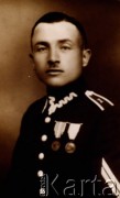 Druga połowa lat 30. do 1939, Kozienice, Polska.
Polski żołnierz w mundurze.
Zdjęcie wykonane w atelier fotograficznym żydowskiego fotografa Chaima Bernemana. Przed wojną zakład mieścił się w Kozienicach na rogu ulic Warszawskiej i Maciejowickiej, tuż przed wybuchem wojny albo już w czasie niemieckiej okupacji  został przeniesiony na ulicę Lubelską 13. Cała kolekcja jest datowana na okres od drugiej połowy lat 30-tych do roku 1941, kiedy Chaim Berneman wraz z rodziną został zesłany do obozu pracy w Wolanowie. Berneman zmarł po ucieczce z obozu.
Fot. Chaim Berneman (Chaim Berman), zbiory Ośrodka KARTA