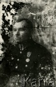 1920-1939, Kozienice, Polska.
Policjant w mundurze.
Zdjęcie wykonane w atelier fotograficznym żydowskiego fotografa Chaima Bernemana. Przed wojną zakład mieścił się w Kozienicach na rogu ulic Warszawskiej i Maciejowickiej, tuż przed wybuchem wojny albo już w czasie niemieckiej okupacji  został przeniesiony na ulicę Lubelską 13. Cała kolekcja jest datowana na okres od drugiej połowy lat 30-tych do roku 1941, kiedy Chaim Berneman wraz z rodziną został zesłany do obozu pracy w Wolanowie. Berneman zmarł na tyfus po ucieczce z obozu.
Fot. Chaim Berneman (Chaim Berman), zbiory Ośrodka KARTA
