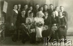 Druga połowa lat 30. do 1941, Kozienice, Polska.
Młoda para i goście weselni - fotografia ślubna.
Zdjęcie wykonane w atelier fotograficznym żydowskiego fotografa Chaima Bernemana. Przed wojną zakład mieścił się w Kozienicach na rogu ulic Warszawskiej i Maciejowickiej, przed wybuchem wojny albo już w czasie niemieckiej okupacji  został przeniesiony na ulicę Lubelską 13. Cała kolekcja jest datowana na okres od drugiej połowy lat 30-tych do roku 1941, kiedy Chaim Berneman wraz z rodziną został zesłany do obozu pracy w Wolanowie. Berneman zmarł po ucieczce z obozu.
Fot. Chaim Berneman (Chaim Berman), zbiory Ośrodka KARTA