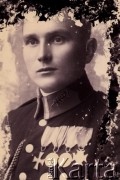 1920-1939, Kozienice, Polska.
Policjant w mundurze.
Zdjęcie wykonane w atelier fotograficznym żydowskiego fotografa Chaima Bernemana. Przed wojną zakład mieścił się w Kozienicach na rogu ulic Warszawskiej i Maciejowickiej, tuż przed wybuchem wojny albo już w czasie niemieckiej okupacji  został przeniesiony na ulicę Lubelską 13. Cała kolekcja jest datowana na okres od drugiej połowy lat 30-tych do roku 1941, kiedy Chaim Berneman wraz z rodziną został zesłany do obozu pracy w Wolanowie. Berneman zmarł na tyfus po ucieczce z obozu.
Fot. Chaim Berneman (Chaim Berman), zbiory Ośrodka KARTA