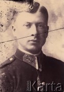 1920-1939, Kozienice, Polska.
Policjant w mundurze.
Zdjęcie wykonane w atelier fotograficznym żydowskiego fotografa Chaima Bernemana. Przed wojną zakład mieścił się w Kozienicach na rogu ulic Warszawskiej i Maciejowickiej, tuż przed wybuchem wojny albo już w czasie niemieckiej okupacji  został przeniesiony na ulicę Lubelską 13. Cała kolekcja jest datowana na okres od drugiej połowy lat 30-tych do roku 1941, kiedy Chaim Berneman wraz z rodziną został zesłany do obozu pracy w Wolanowie. Berneman zmarł na tyfus po ucieczce z obozu.
Fot. Chaim Berneman (Chaim Berman), zbiory Ośrodka KARTA
