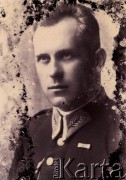 1920-1939, Kozienice, Polska.
Policjant w mundurze.
Zdjęcie wykonane w atelier fotograficznym żydowskiego fotografa Chaima Bernemana. Przed wojną zakład mieścił się w Kozienicach na rogu ulic Warszawskiej i Maciejowickiej, tuż przed wybuchem wojny albo już w czasie niemieckiej okupacji  został przeniesiony na ulicę Lubelską 13. Cała kolekcja jest datowana na okres od drugiej połowy lat 30-tych do roku 1941, kiedy Chaim Berneman wraz z rodziną został zesłany do obozu pracy w Wolanowie. Berneman zmarł na tyfus po ucieczce z obozu.
Fot. Chaim Berneman (Chaim Berman), zbiory Ośrodka KARTA