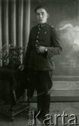 Druga połowa lat 30. do 1939, Kozienice, Polska.
Podoficer kawalerii, portret w mundurze.
Zdjęcie wykonane w atelier fotograficznym żydowskiego fotografa Chaima Bernemana. Przed wojną zakład mieścił się w Kozienicach na rogu ulic Warszawskiej i Maciejowickiej, tuż przed wybuchem wojny albo już w czasie niemieckiej okupacji  został przeniesiony na ulicę Lubelską 13. Cała kolekcja jest datowana na okres od drugiej połowy lat 30-tych do roku 1941, kiedy Chaim Berneman wraz z rodziną został zesłany do obozu pracy w Wolanowie. Berneman zmarł po ucieczce z obozu.
Fot. Chaim Berneman (Chaim Berman), zbiory Ośrodka KARTA
