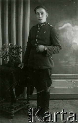 Druga połowa lat 30. do 1939, Kozienice, Polska.
Podoficer kawalerii, portret w mundurze.
Zdjęcie wykonane w atelier fotograficznym żydowskiego fotografa Chaima Bernemana. Przed wojną zakład mieścił się w Kozienicach na rogu ulic Warszawskiej i Maciejowickiej, tuż przed wybuchem wojny albo już w czasie niemieckiej okupacji  został przeniesiony na ulicę Lubelską 13. Cała kolekcja jest datowana na okres od drugiej połowy lat 30-tych do roku 1941, kiedy Chaim Berneman wraz z rodziną został zesłany do obozu pracy w Wolanowie. Berneman zmarł po ucieczce z obozu.
Fot. Chaim Berneman (Chaim Berman), zbiory Ośrodka KARTA