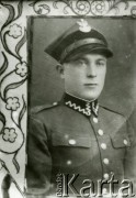 Druga połowa lat 30. do 1939, Kozienice, Polska.
Mojsze Wajnberg, żydowski żołnierz Wojska Polskiego. 
Zdjęcie wykonane w atelier fotograficznym żydowskiego fotografa Chaima Bernemana. Przed wojną zakład mieścił się w Kozienicach na rogu ulic Warszawskiej i Maciejowickiej, tuż przed wybuchem wojny albo już w czasie niemieckiej okupacji  został przeniesiony na ulicę Lubelską 13. Cała kolekcja jest datowana na okres od drugiej połowy lat 30-tych do roku 1941, kiedy Chaim Berneman wraz z rodziną został zesłany do obozu pracy w Wolanowie. Berneman zmarł na tyfus po ucieczce z obozu.
Fot. Chaim Berneman (Chaim Berman), zbiory Ośrodka KARTA