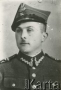 Druga połowa lat 30. do 1939, Kozienice, Polska.
Polski żołnierz w mundurze.
Zdjęcie wykonane w atelier fotograficznym żydowskiego fotografa Chaima Bernemana. Przed wojną zakład mieścił się w Kozienicach na rogu ulic Warszawskiej i Maciejowickiej, tuż przed wybuchem wojny albo już w czasie niemieckiej okupacji  został przeniesiony na ulicę Lubelską 13. Cała kolekcja jest datowana na okres od drugiej połowy lat 30-tych do roku 1941, kiedy Chaim Berneman wraz z rodziną został zesłany do obozu pracy w Wolanowie. Berneman zmarł na tyfus po ucieczce z obozu.
Fot. Chaim Berneman (Chaim Berman), zbiory Ośrodka KARTA