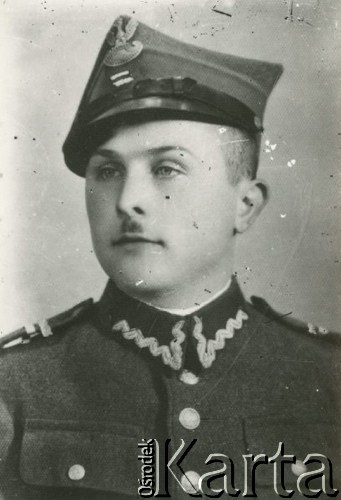 Druga połowa lat 30. do 1939, Kozienice, Polska.
Polski żołnierz w mundurze.
Zdjęcie wykonane w atelier fotograficznym żydowskiego fotografa Chaima Bernemana. Przed wojną zakład mieścił się w Kozienicach na rogu ulic Warszawskiej i Maciejowickiej, tuż przed wybuchem wojny albo już w czasie niemieckiej okupacji  został przeniesiony na ulicę Lubelską 13. Cała kolekcja jest datowana na okres od drugiej połowy lat 30-tych do roku 1941, kiedy Chaim Berneman wraz z rodziną został zesłany do obozu pracy w Wolanowie. Berneman zmarł na tyfus po ucieczce z obozu.
Fot. Chaim Berneman (Chaim Berman), zbiory Ośrodka KARTA