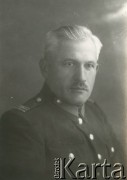 Druga połowa lat 30. do 1939, Kozienice, Polska.
Mężczyzna w mundurze. 
Zdjęcie wykonane w atelier fotograficznym żydowskiego fotografa Chaima Bernemana. Przed wojną zakład mieścił się w Kozienicach na rogu ulic Warszawskiej i Maciejowickiej, tuż przed wybuchem wojny albo już w czasie niemieckiej okupacji  został przeniesiony na ulicę Lubelską 13. Cała kolekcja jest datowana na okres od drugiej połowy lat 30-tych do roku 1941, kiedy Chaim Berneman wraz z rodziną został zesłany do obozu pracy w Wolanowie. Berneman zmarł na tyfus po ucieczce z obozu.
Fot. Chaim Berneman (Chaim Berman), zbiory Ośrodka KARTA